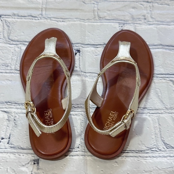 Michael Kors Plate  Flat Thong in Pale Gold - Picture 4 of 8